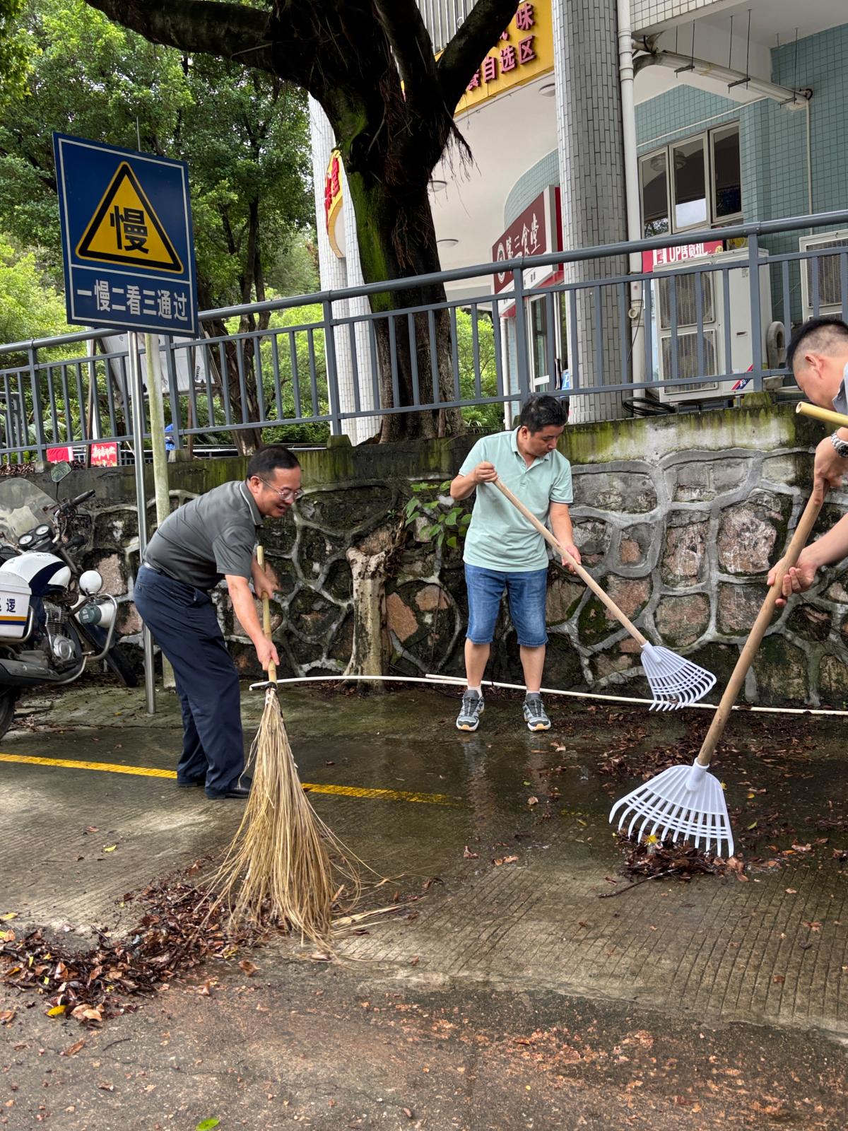 校领导带头清积水扫枯叶.JPG